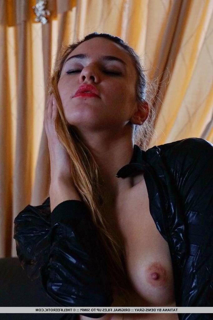 16P Brunette babe Tatiana masturbates in her panties and high heels