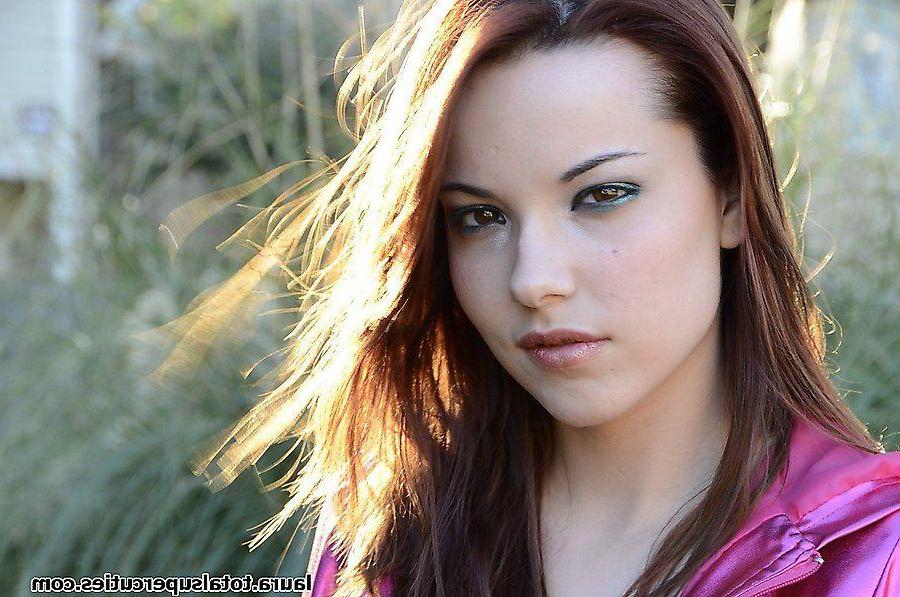 20P Pictures of teen model Lora showing her hot ass