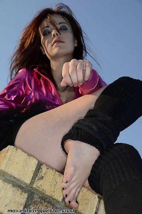 20P Pictures of teen model Lora showing her hot ass