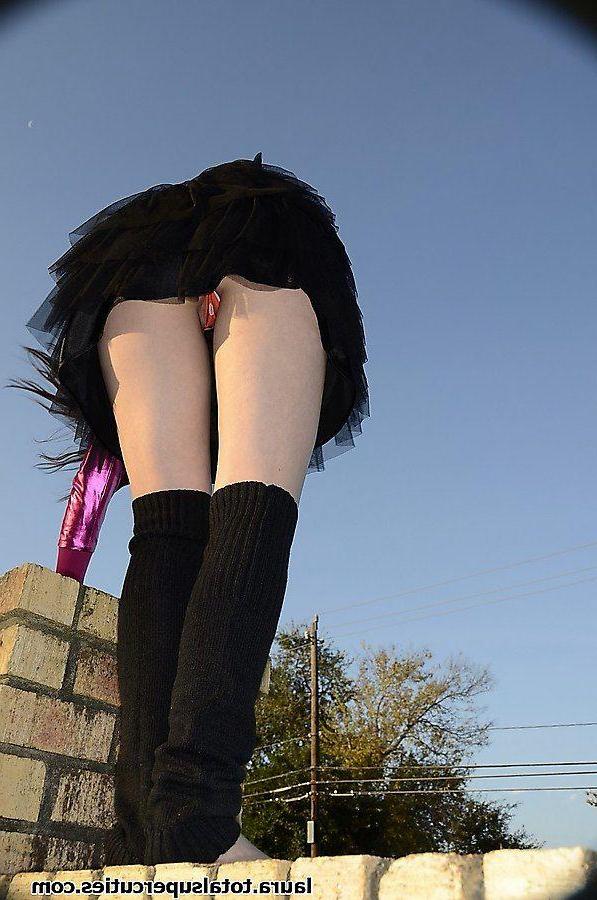 20P Pictures of teen model Lora showing her hot ass