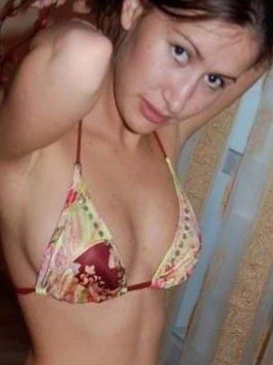 15P Pictures of a hot gf showing her boobs on the beach