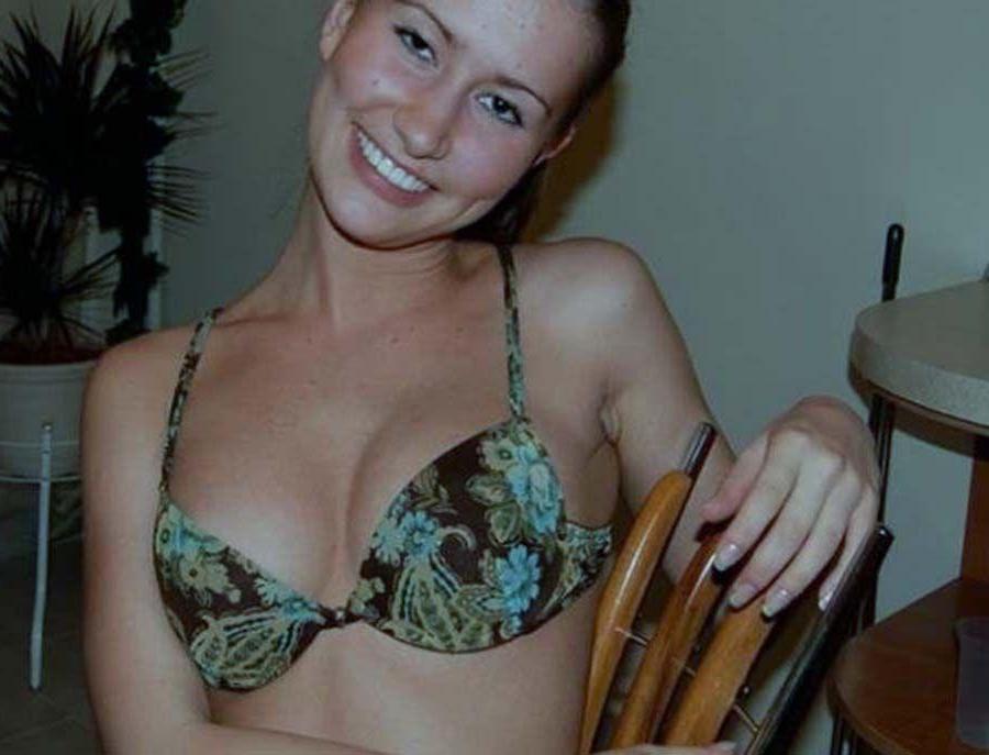15P Pictures of a hot gf showing her boobs on the beach