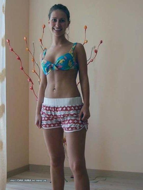 15P Pictures of a hot gf showing her boobs on the beach
