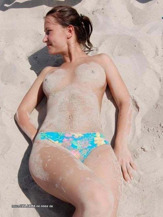 15P Pictures of a hot gf showing her boobs on the beach
