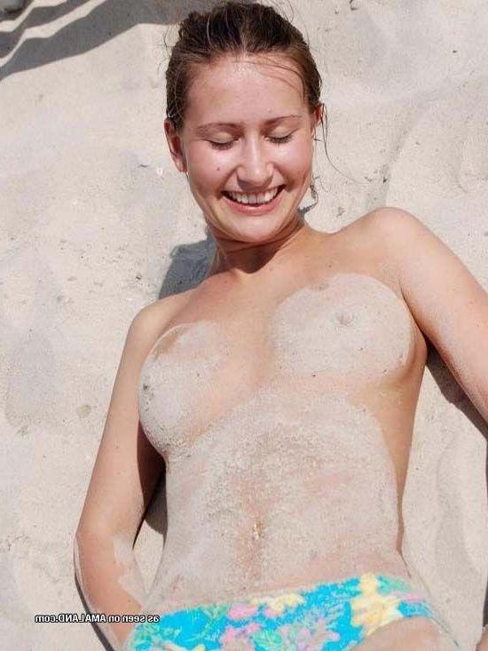 15P Pictures of a hot gf showing her boobs on the beach