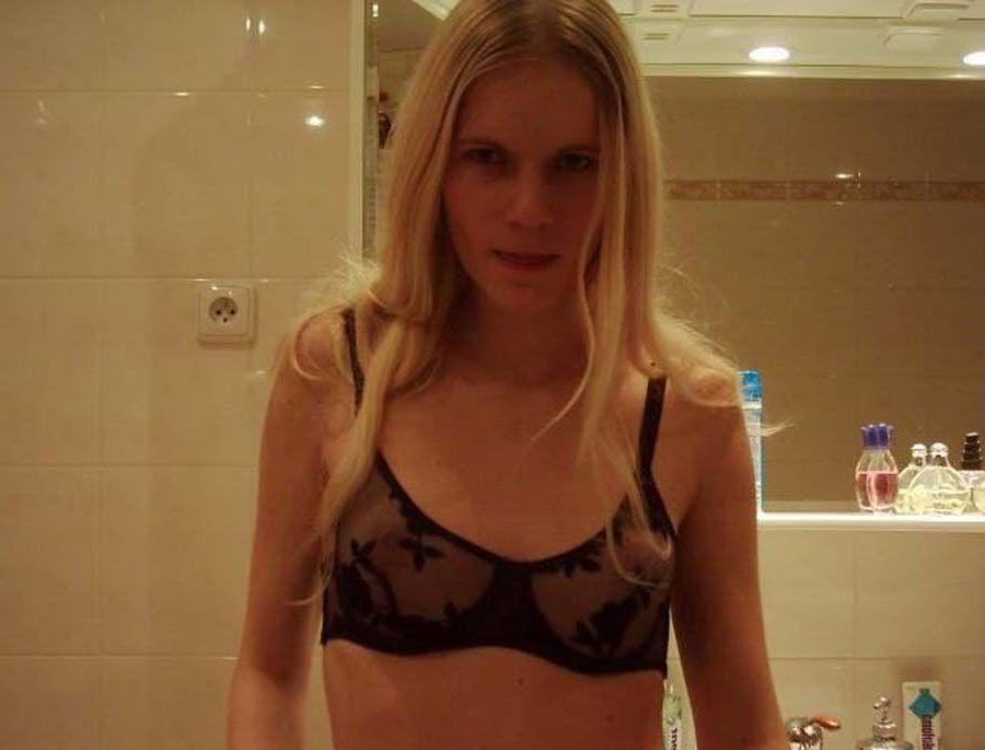 15P Pictures of hot girlfriends getting naked on camera
