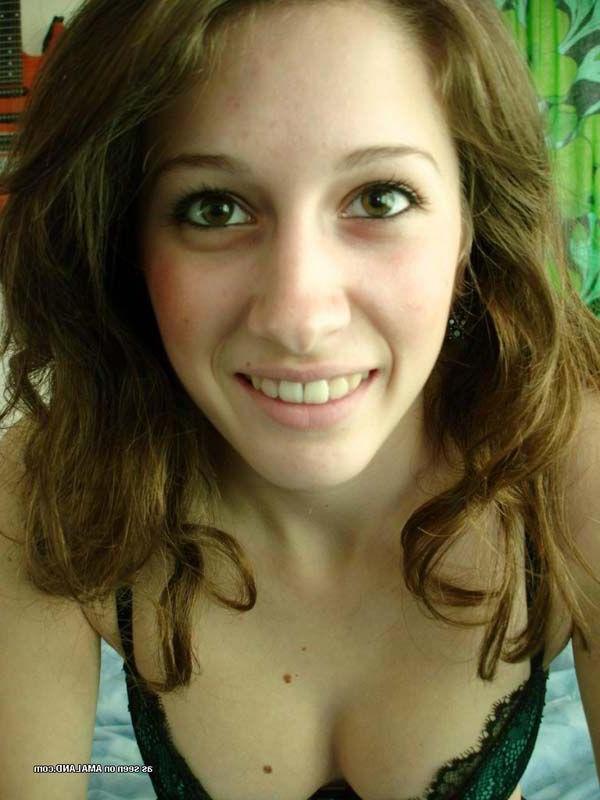 15P Pictures of a hot brunette girlfriend on cam