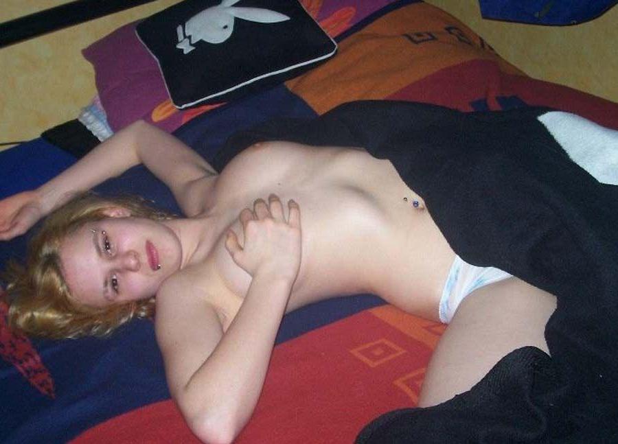 15P Pictures of hot amateur girlfriends nude in front of the camera