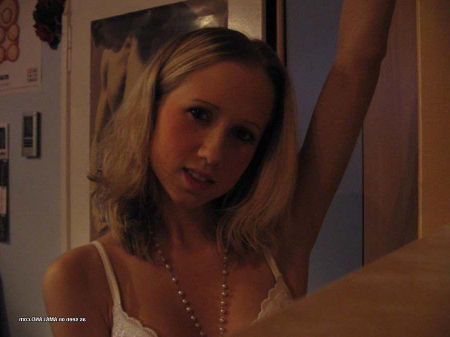 15P Pictures of hot teen girls caught on cam