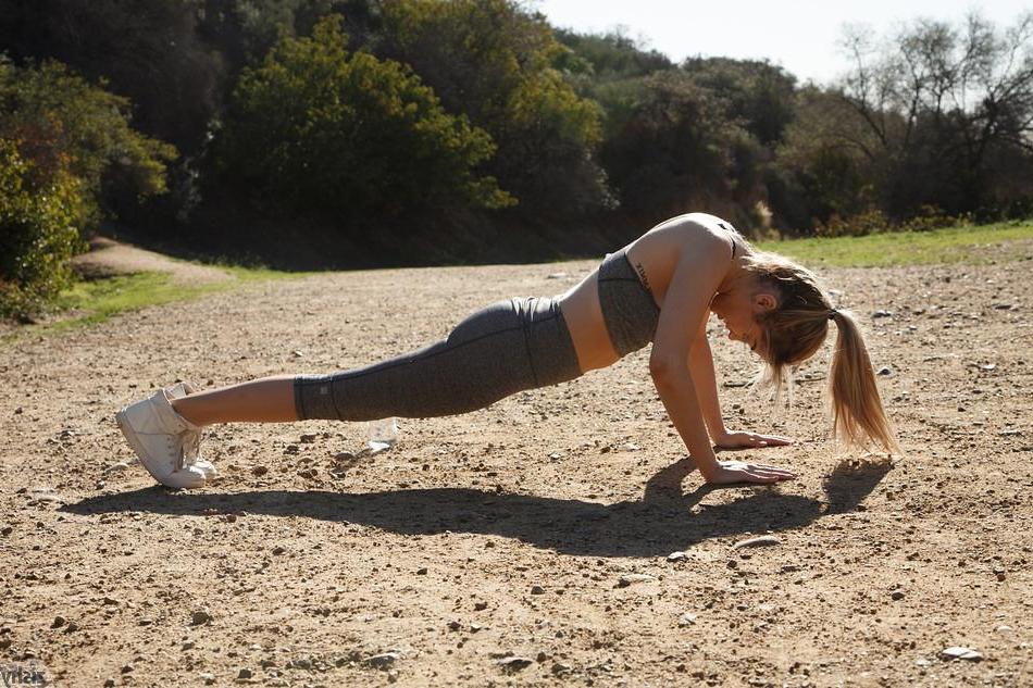 8P Hot girl Isla Brown goes for a hot workout outside