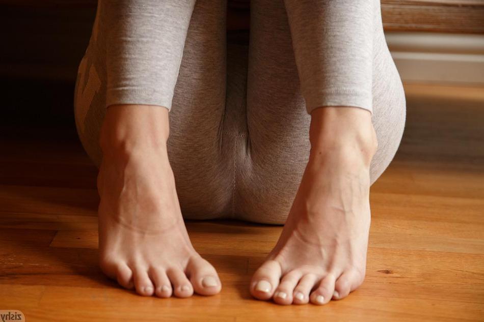 8P Athletic babe Yana Kushnir teases while doing her yoga