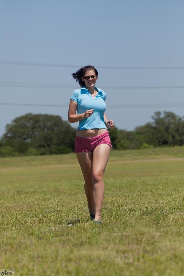 8P Brunette hottie Parker Mixon teases in her pink shorts