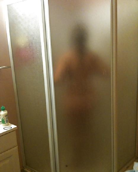 11P Frau unter der Dusche. Bitte kommentieren