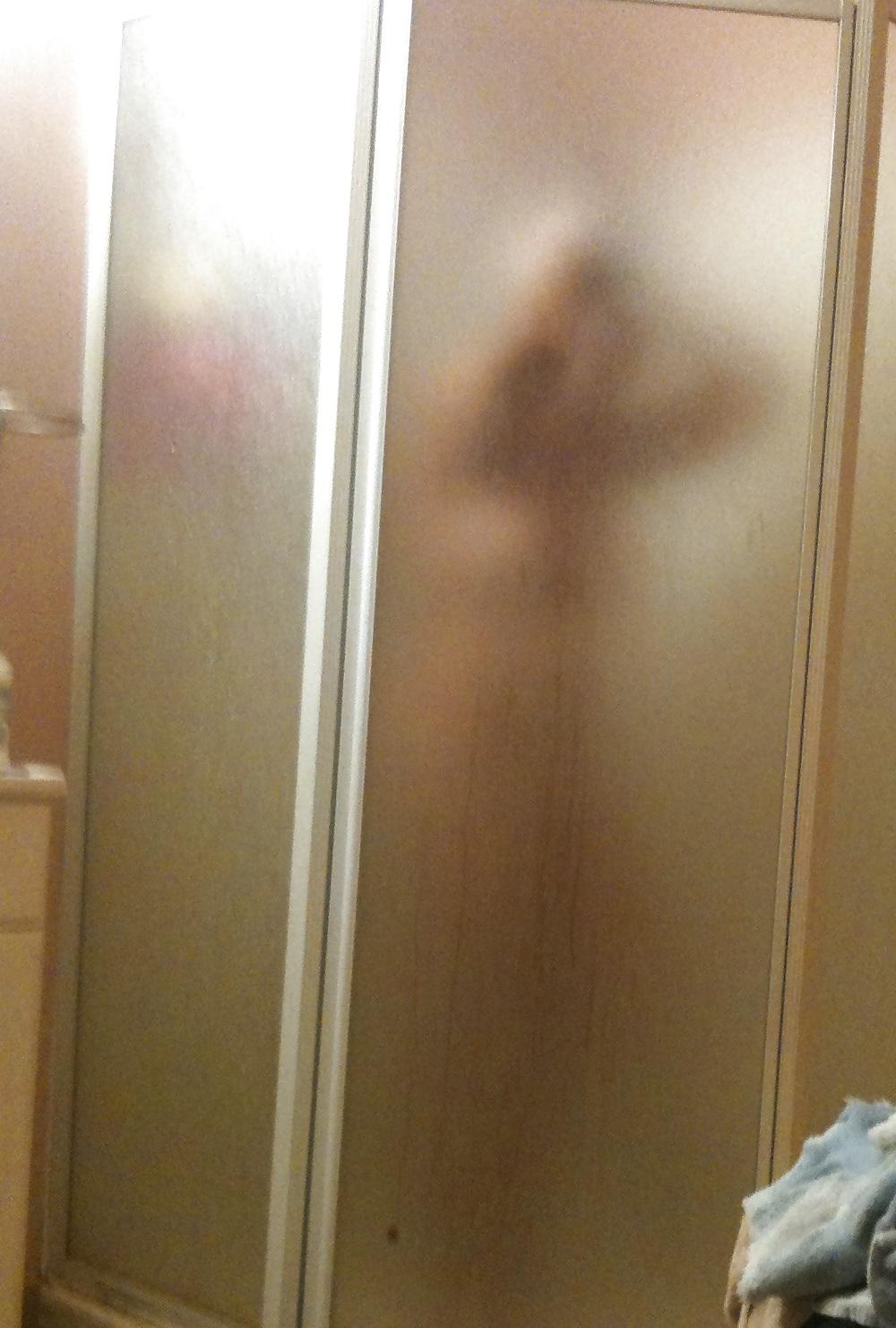 11P Frau unter der Dusche. Bitte kommentieren