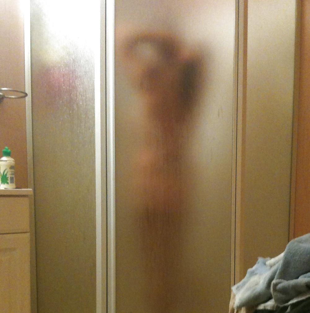 11P Frau unter der Dusche. Bitte kommentieren