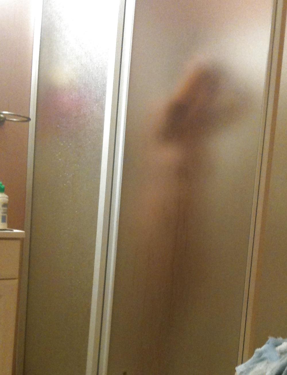 11P Frau unter der Dusche. Bitte kommentieren