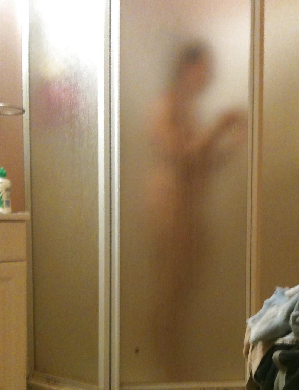 11P Frau unter der Dusche. Bitte kommentieren