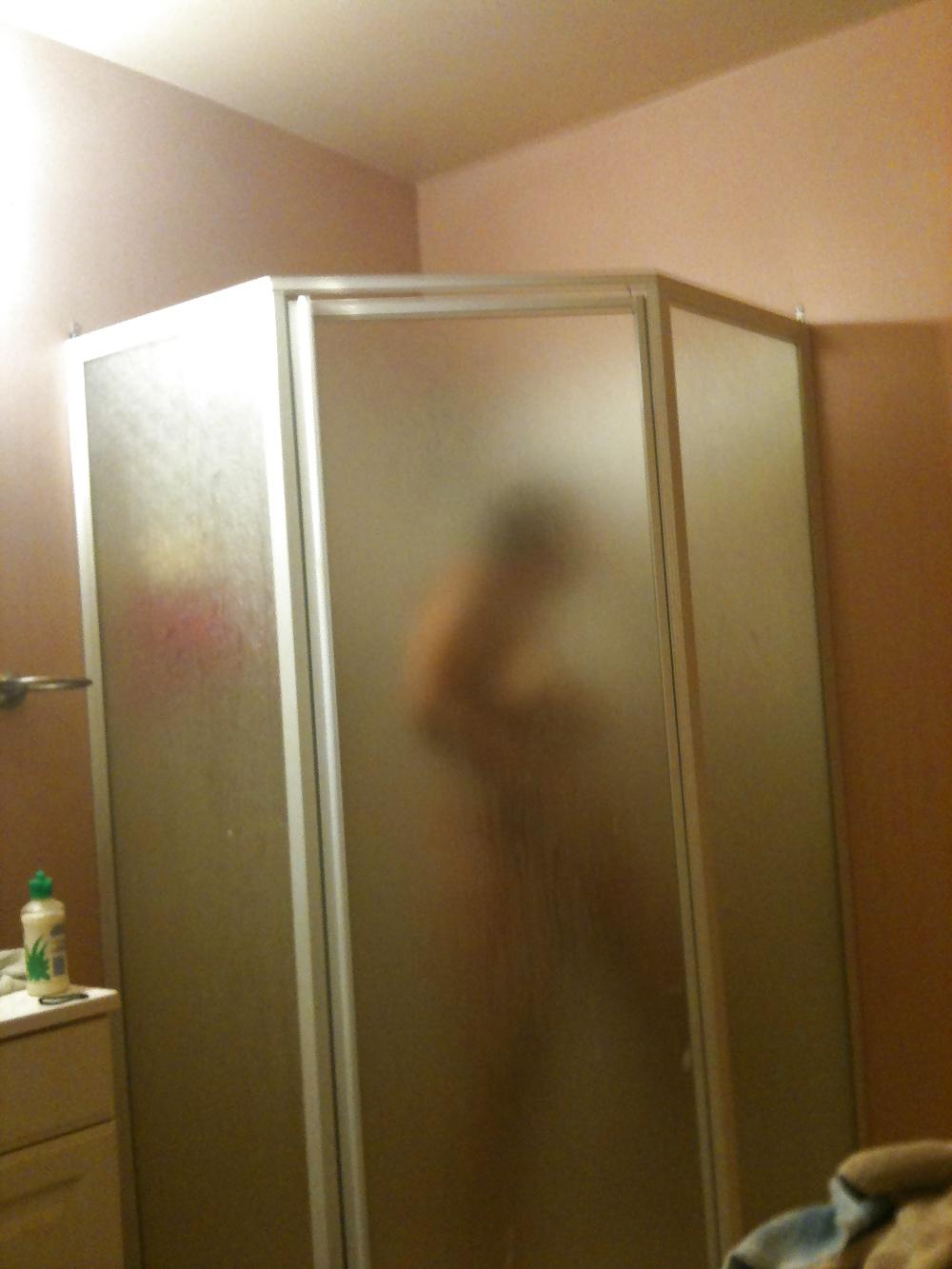 11P Frau unter der Dusche. Bitte kommentieren