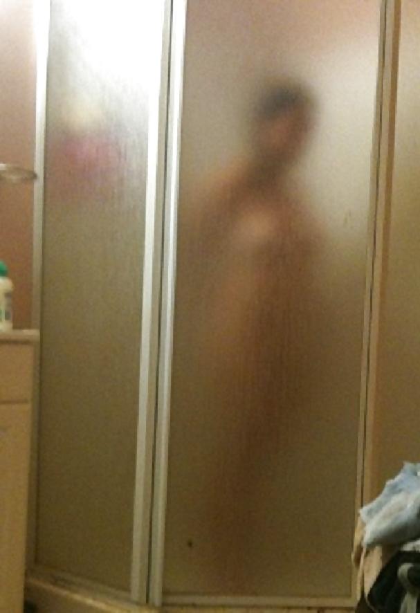11P Frau unter der Dusche. Bitte kommentieren