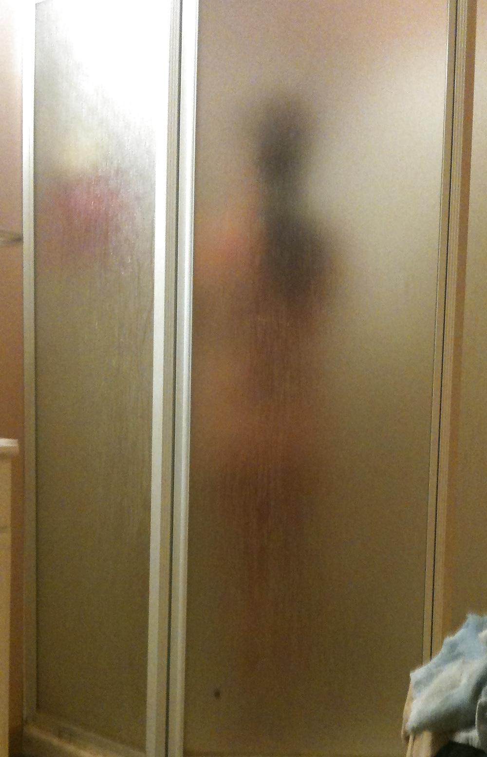 11P Frau unter der Dusche. Bitte kommentieren