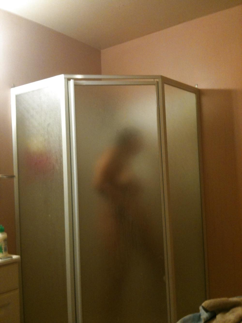 11P Frau unter der Dusche. Bitte kommentieren