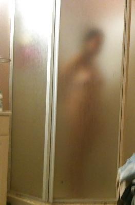 11P Frau unter der Dusche. Bitte kommentieren