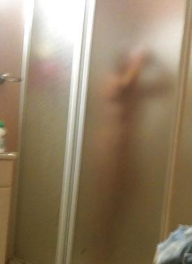 11P Frau unter der Dusche. Bitte kommentieren