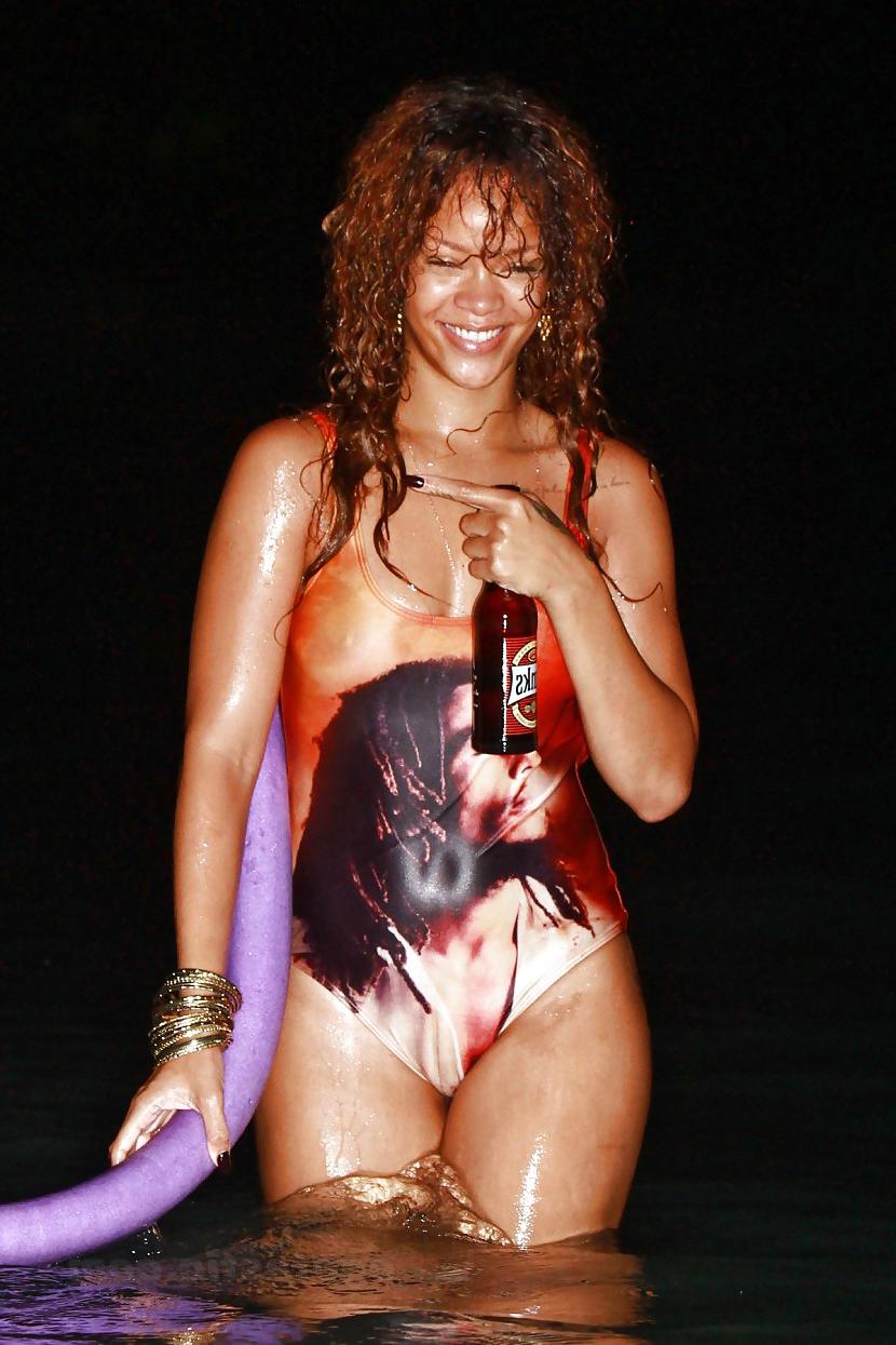 4P Rihanna cameltoe