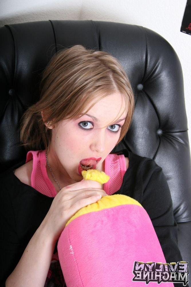 18P Pictures of teen hottie Evilyn Machine bending over to show off her pussy