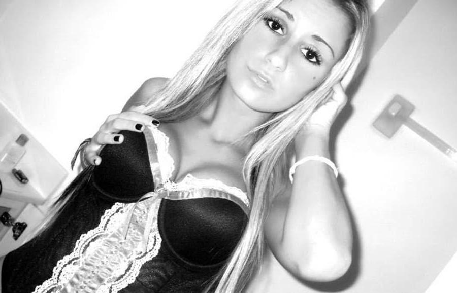 16P Picture selection of a hot sexy amateur babe showing off on cam
