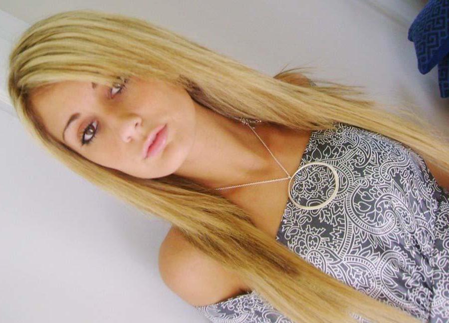 16P Picture selection of a hot sexy amateur babe showing off on cam