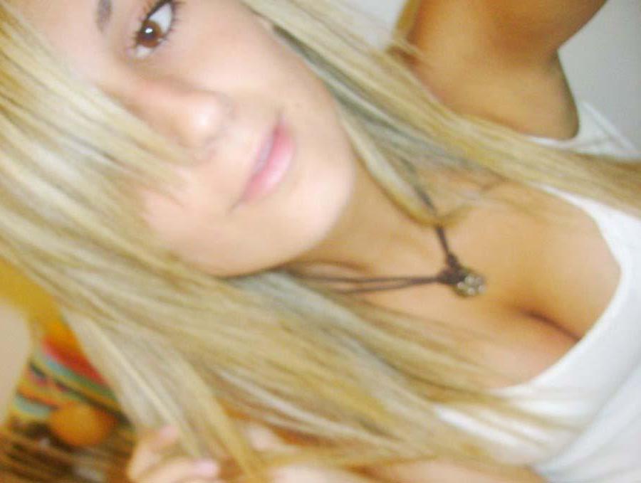 16P Picture selection of a hot sexy amateur babe showing off on cam