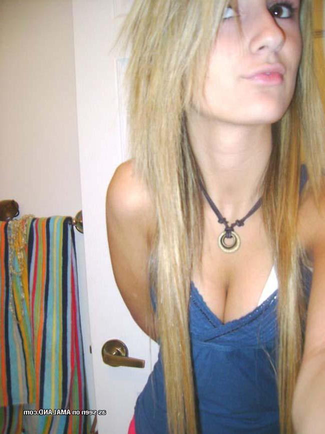 16P Picture selection of a hot sexy amateur babe showing off on cam