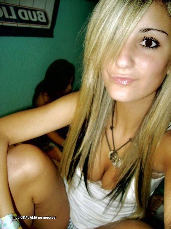 16P Picture selection of a hot sexy amateur babe showing off on cam