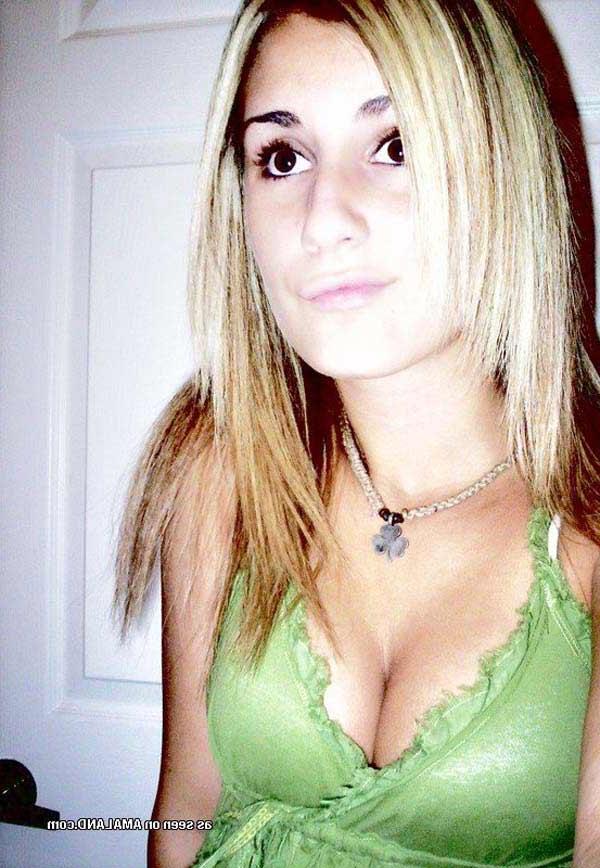 16P Picture selection of a hot sexy amateur babe showing off on cam