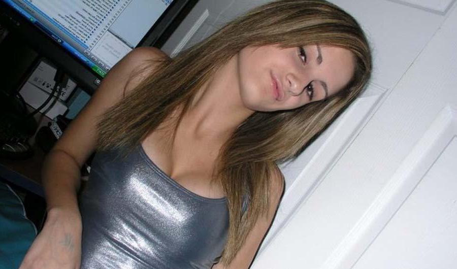 16P Picture selection of a hot sexy amateur babe showing off on cam