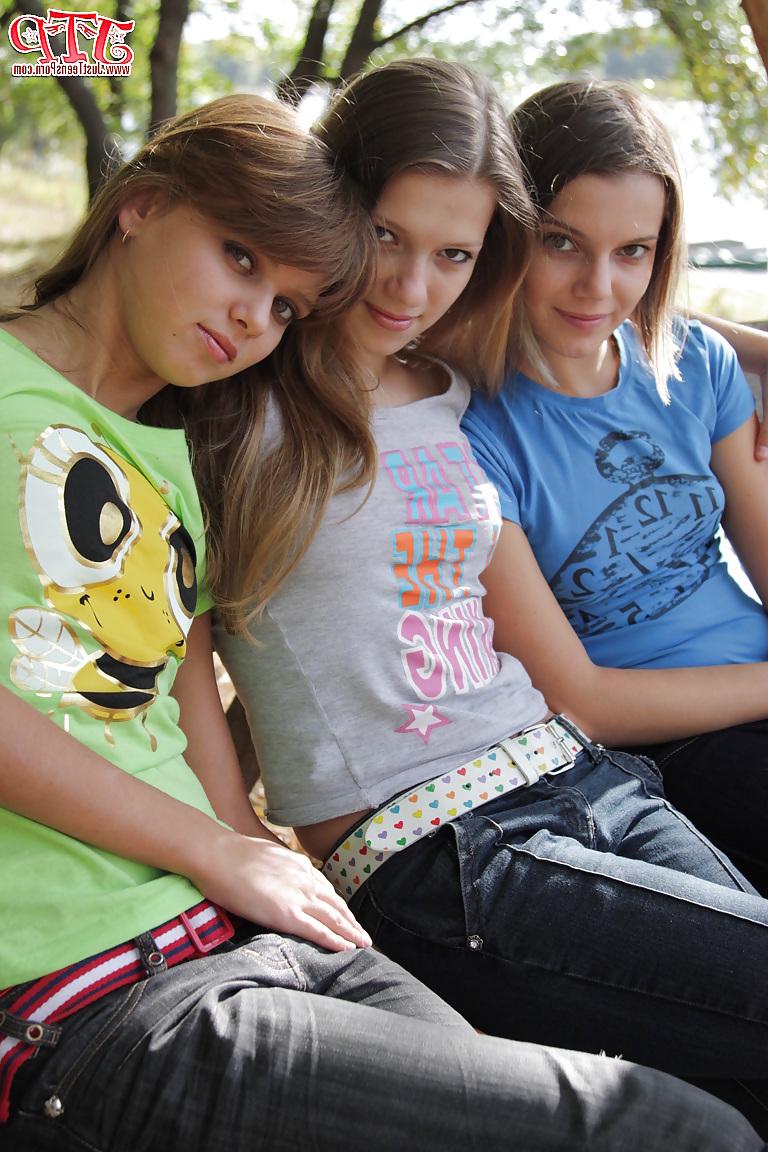 23P 3 girls nacked in the Park- sweet