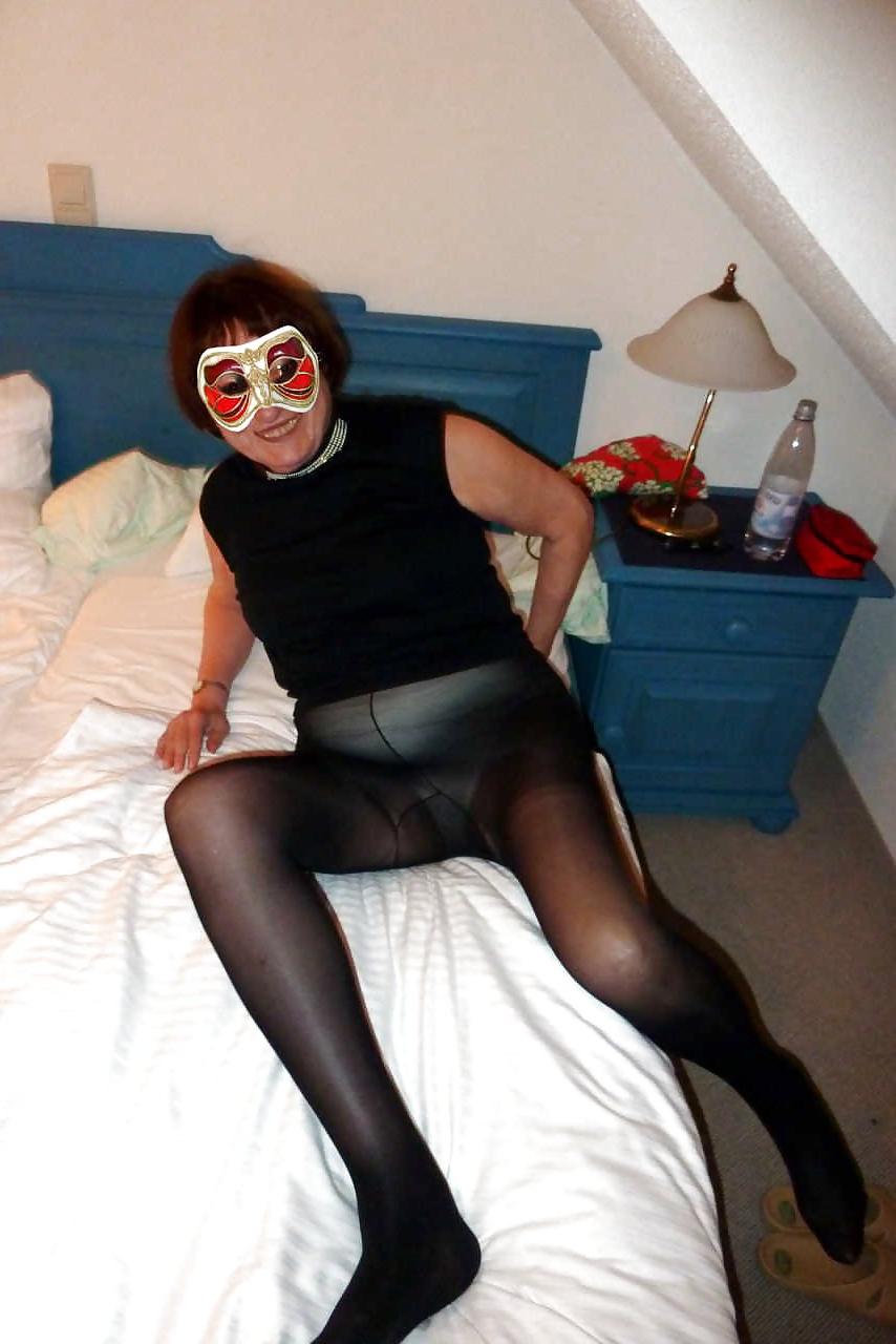 4P My shy wife -Nylons