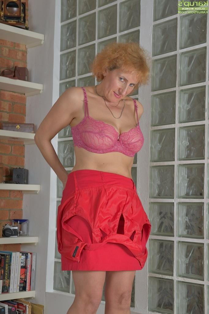 15P Busty cougar Naomi Triplexxx toys older pussy