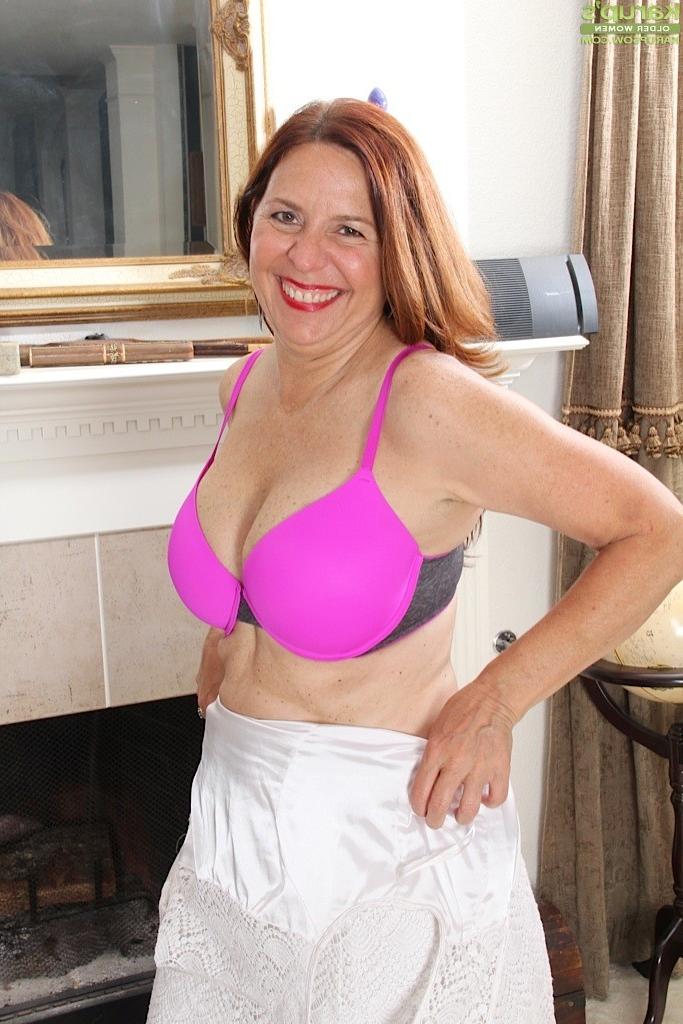 15P Busty mature amateur Bobby Jackson toying pussy