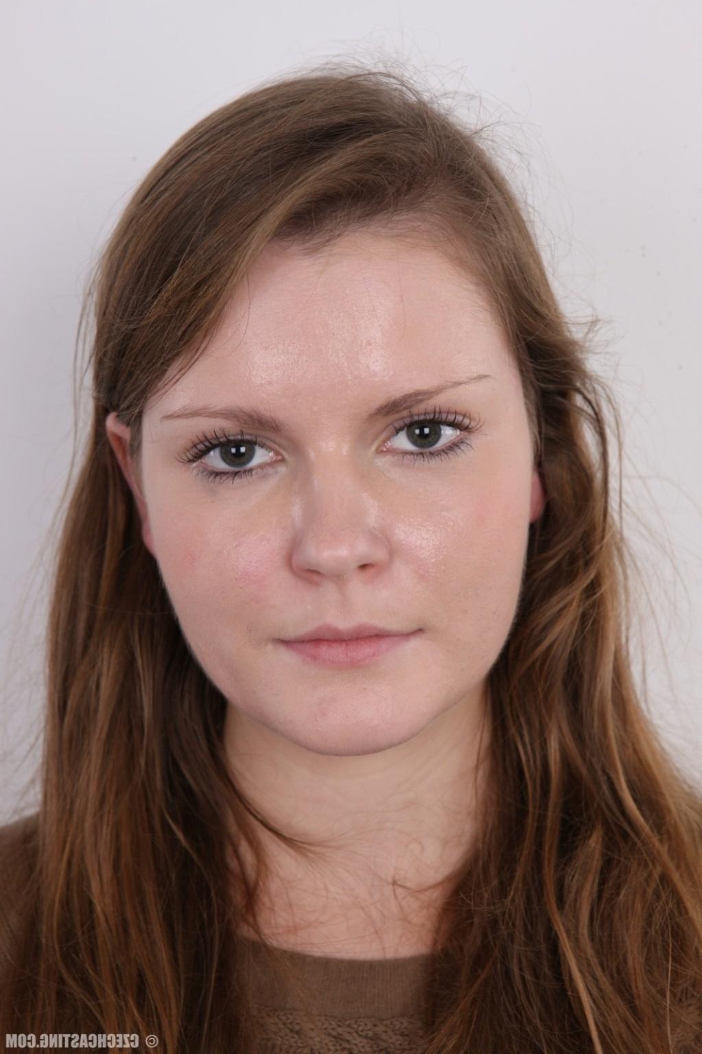 17P Amateur student poses naked for camera