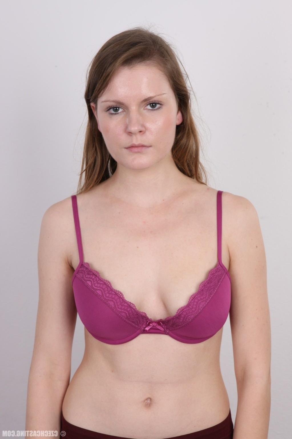 17P Amateur student poses naked for camera