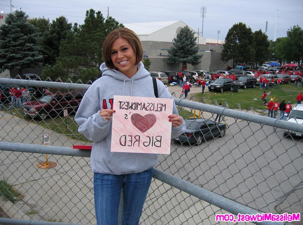 16P Melissa Midwest strips and spreads before getting paint all over her