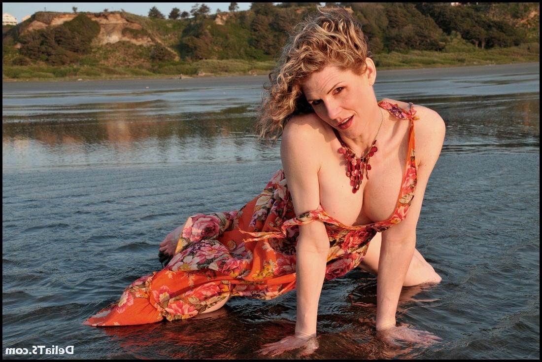 15P Pretty shemale cougar Delia gets wet on the beach