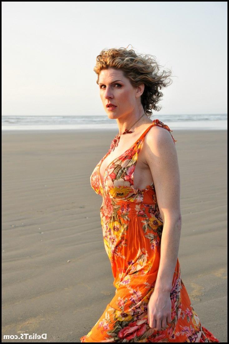 15P Pretty shemale cougar Delia gets wet on the beach