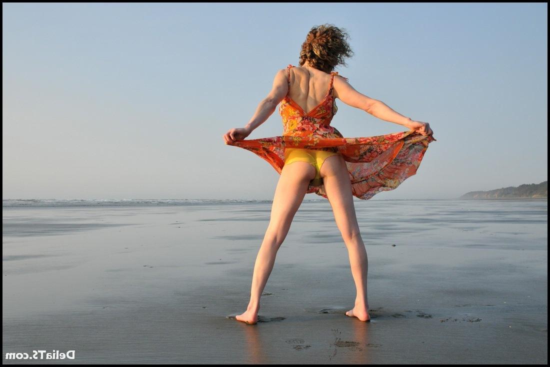 15P Pretty shemale cougar Delia gets wet on the beach