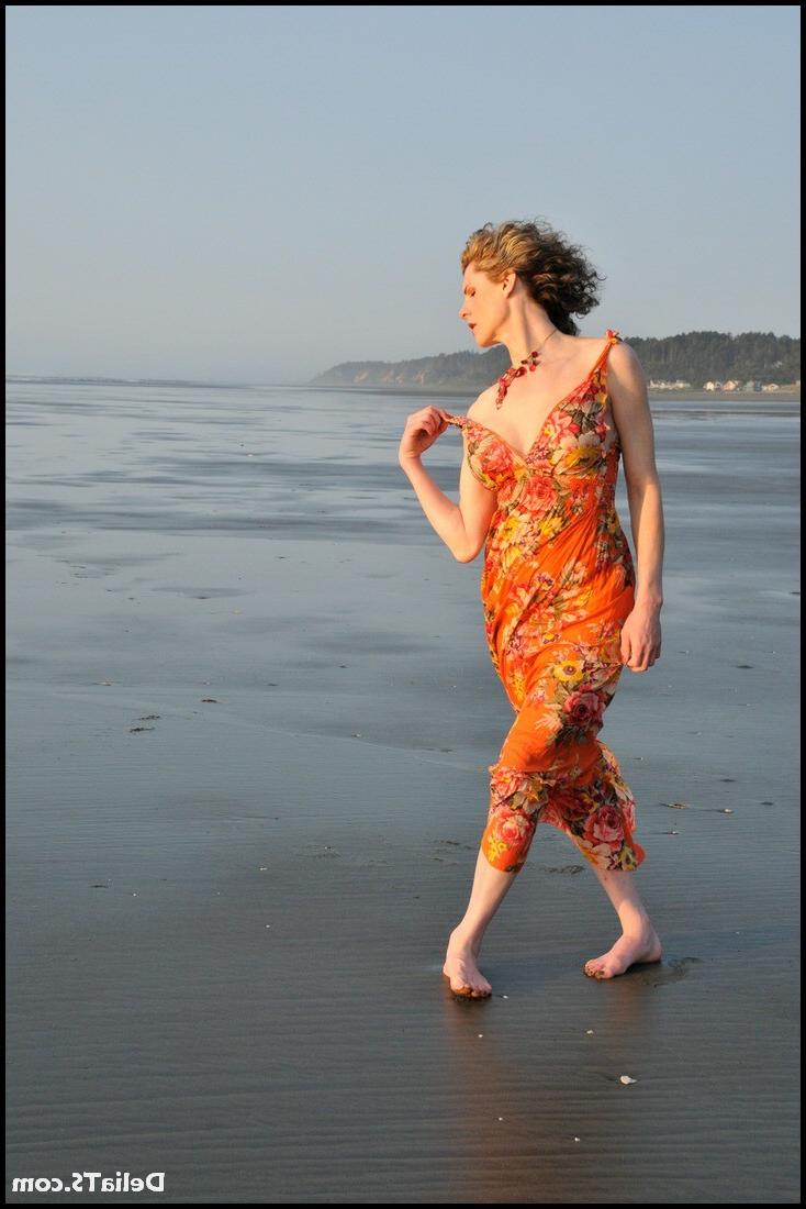 15P Pretty shemale cougar Delia gets wet on the beach
