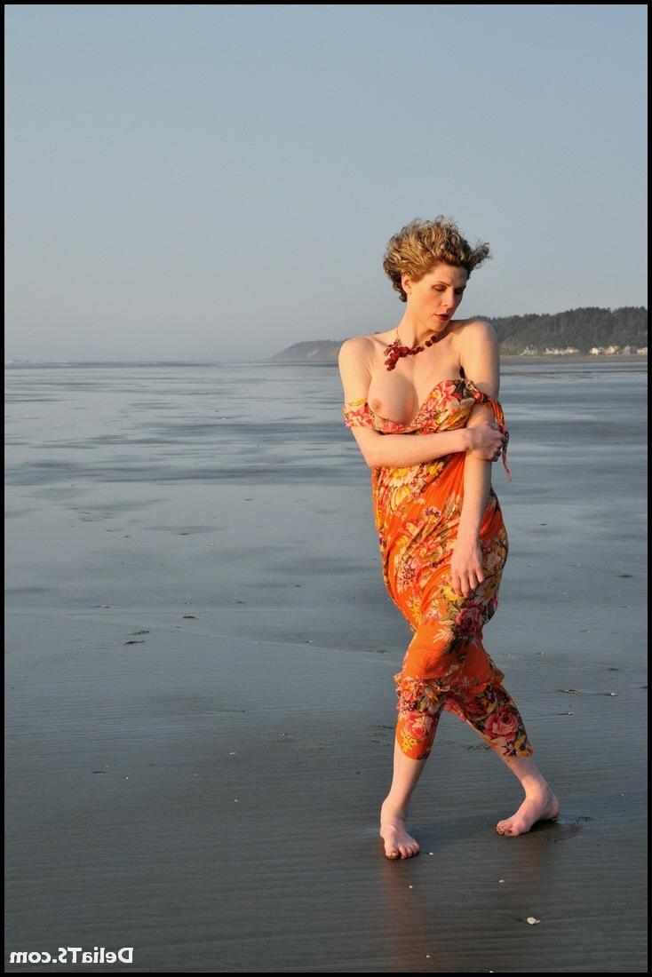 15P Pretty shemale cougar Delia gets wet on the beach