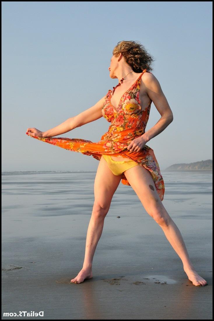 15P Pretty shemale cougar Delia gets wet on the beach