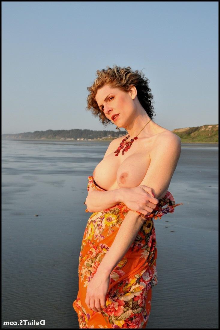 15P Pretty shemale cougar Delia gets wet on the beach